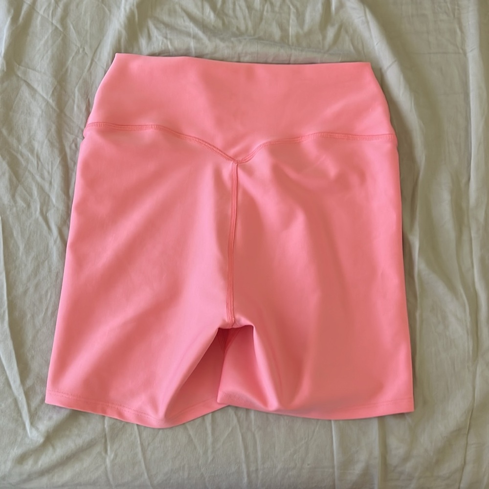 LIKE NEW ALO 5" Airlift Energy Short, Strawberry Lemonade, size S - Picture 4 of 5